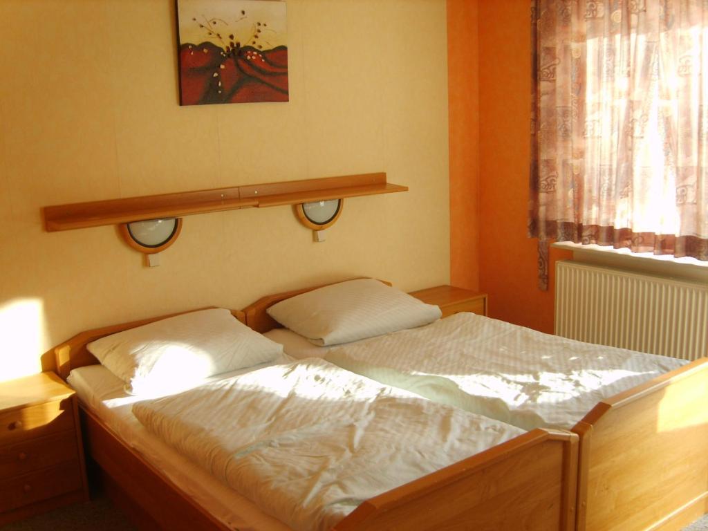 Hotel-Garni "Hof Von Hannover" Витмунд Стая снимка