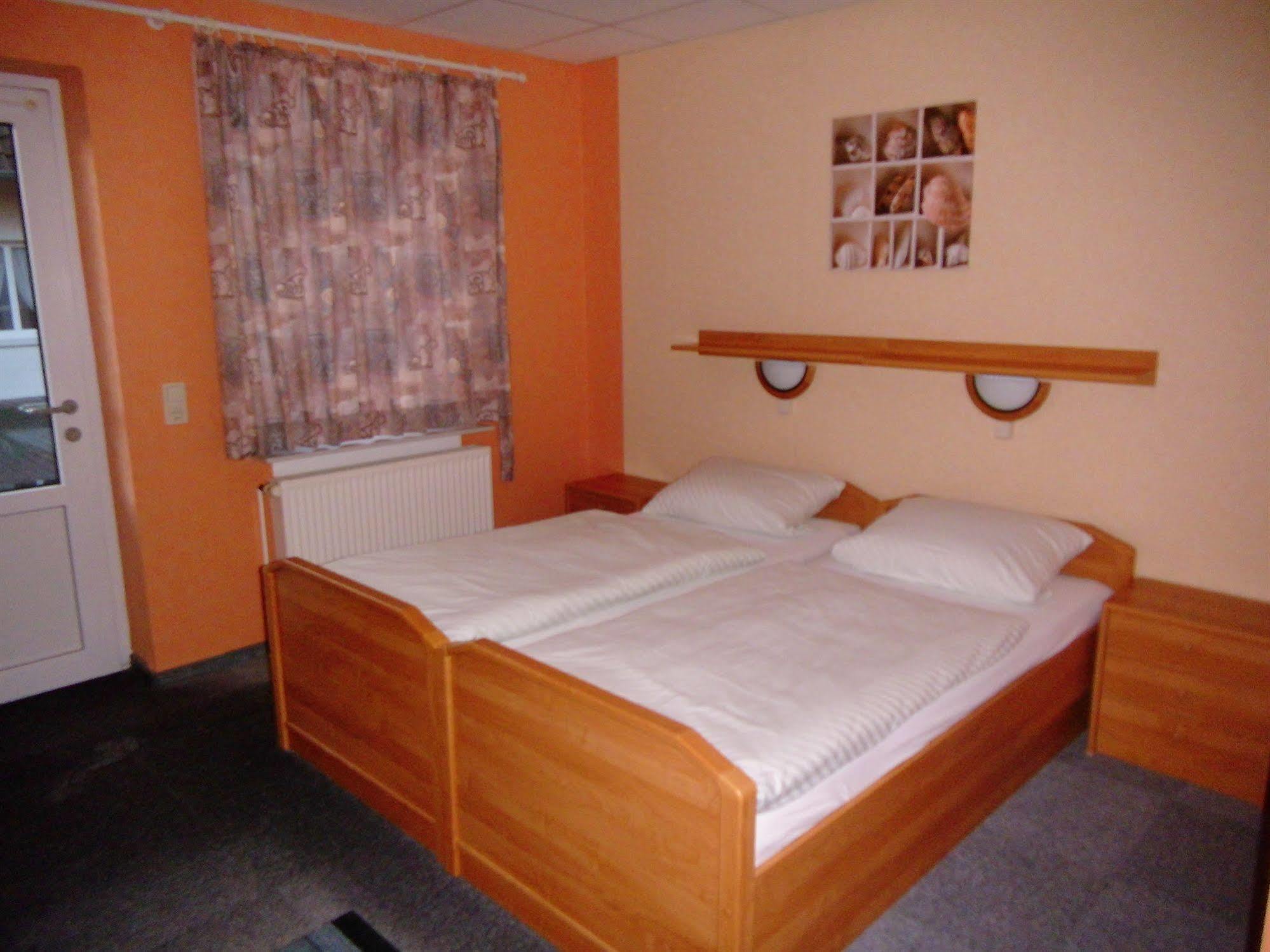 Hotel-Garni "Hof Von Hannover" Витмунд Екстериор снимка